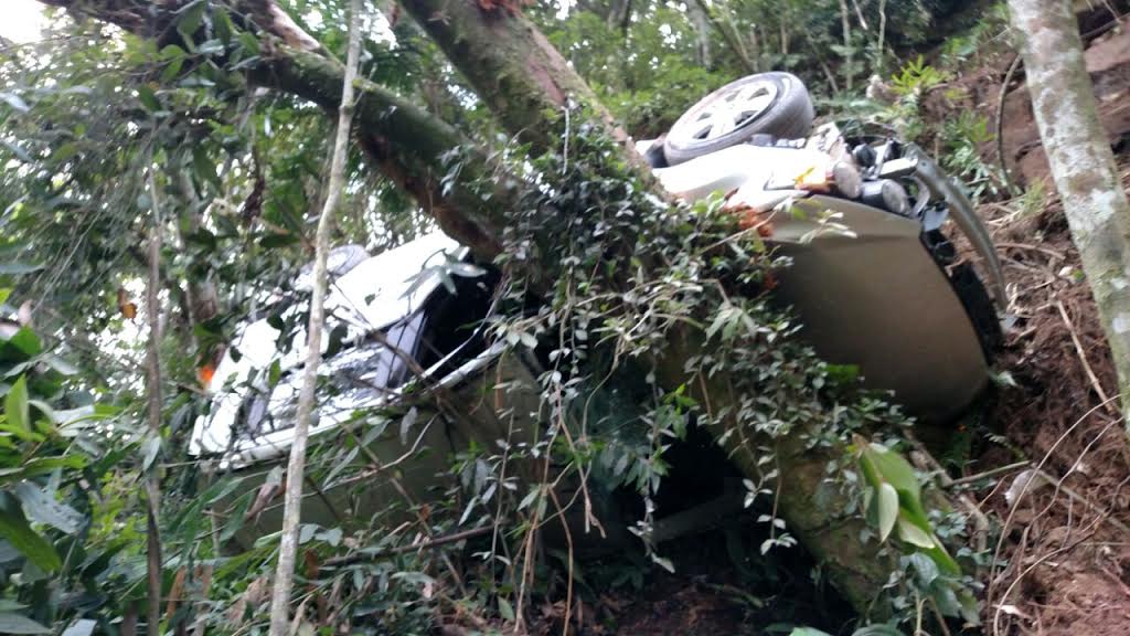 Carro capota após queda de 30 metros em Cocal do Sul - DN Sul - Jornal Diário de Notícias (Assinatura) (Blogue)